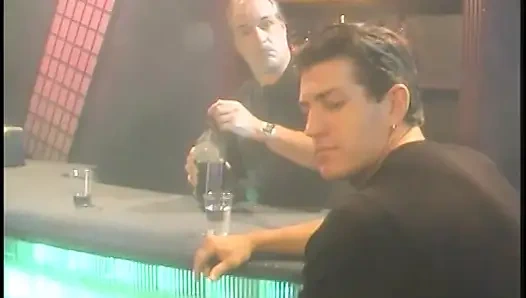 İki şanslı adam sarışın ve esmer birbirlerinin amlarını yalıyor