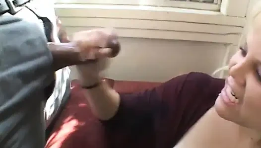 Büyük yaraklı zenci adam bu tombul beyaz anal sürtüğün üç deliğine de sikişmeyi seviyor