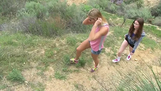 İki lezbo kız dağlarda eğleniyor