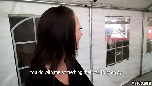 Halka açık pikaplar - seksi esmer Çek Sandy Ambrosia soyunuyor ve go-kart parkurunda Steve tarafından sikiliyor ve dölleme bitiriyor