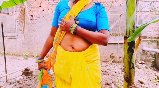 Villege açık havada. Güzel sari köylü hizmetçisi ev sahibiyle sikişiyor. Telugu edepsizce konuşuyor.