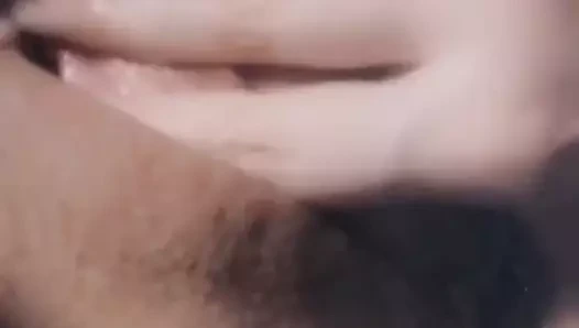 Sie fingert ihre nasse Muschi