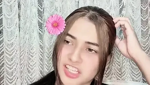 En iyi arkadaşım mastürbasyon yapıyor ve büyük göğüslerini gösteriyor