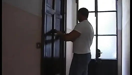 Amatör sıska kız büyük kaslı bir adam tarafından arkadan sert sikiliyor