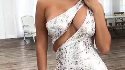 Chicas modelando vestidos 3