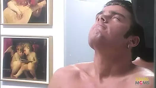 Büyük memeli sarışın piliç ve yakışıklı bir adamla banyoda seks