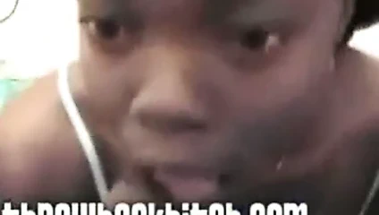 Minik ıslak kedi yarak aldıktan sonra kaybetmek var