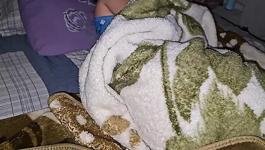 Üvey kızımın amını masumca ovuşturup yarağı içeri sızdım