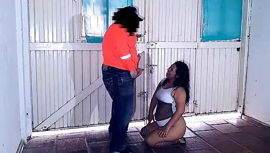 Lanet olası bir teslimatçı. prezervatifsiz beni becerdikten sonra yüzüme boşalmasını sağlarım