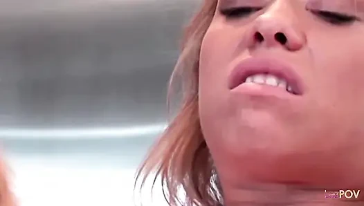 Sarışın lezbiyen öpücüklerinin gücü büyülü parmaklama ve oral sekse yol açıyor
