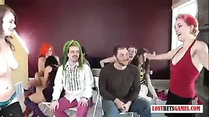 Yedi kız ve üç erkekle müzikal sandalyeleri soyun