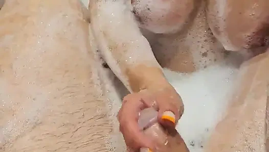 Banyoda karşılıklı mastürbasyondan önce seksi evli kadın yarak emmeyi seviyor