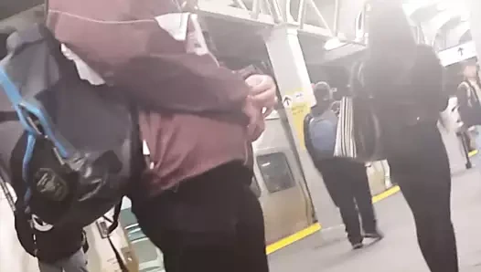 Tren için bekleyen minyon tatlı