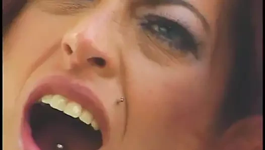 Busty kırmızı kafa eğilir ve arkadan sertçe dövülür