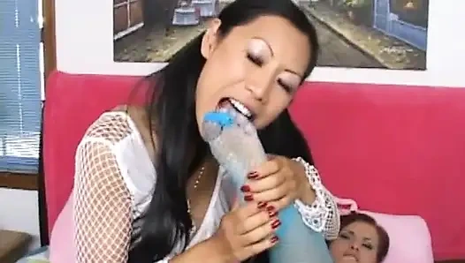 May-Lin Lanna'nın ayaklarını yalıyor