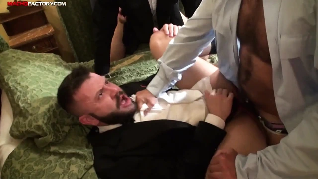 Ariostofuck 2'nin üçüncü sahnesi. Memurlar aristokratları sikiyor.