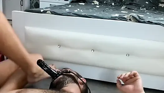 Yüz belden bağlamalı ve dildoya biniyor