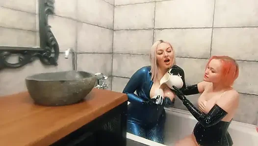 Sütlü lateks kauçukla banyoda rahatla, romantik komik fetiş videosu