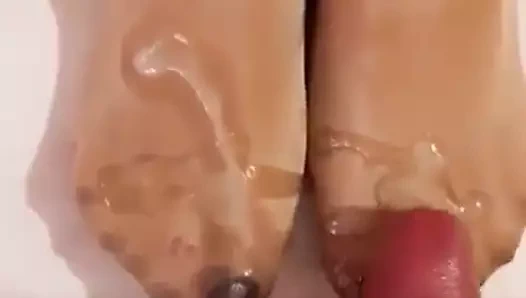 Okul arkadaşım külotlu çorap adım annemin ayaklarına boşalıyor