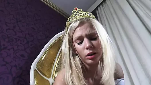 Sarışın gerçek prenses naylon çoraplı ayak fetişi ve ayakla mastürbasyon