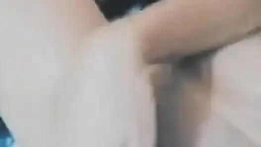 Vajinama dokunuyorum ve çok ateşliyim