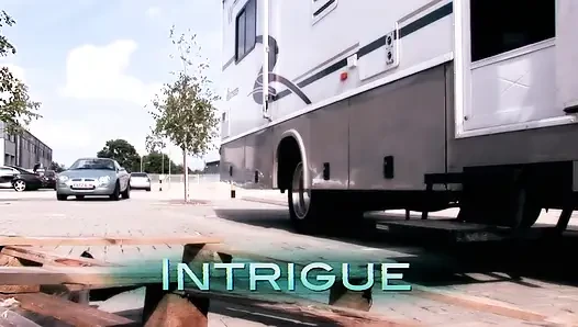 Zengin kaltak bir ineğin reddedamayacağı bir teklif yapıyor