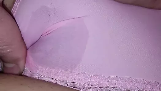 Tatlı pembe külotu ve amcığını tükürüyor ve ovuyor