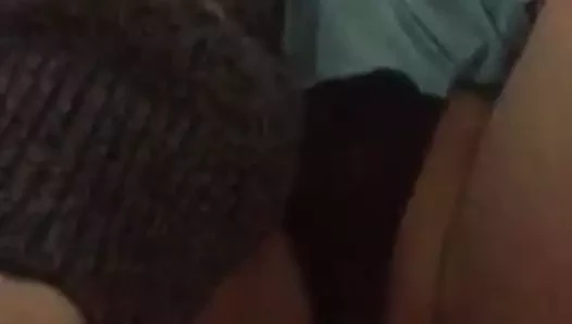 Siyah iç çamaşırlı kız mastürbasyon yapıyor