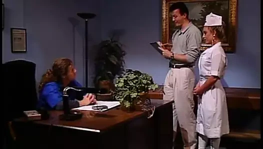 Patron yalıyor ve sikikleri onun hemşire