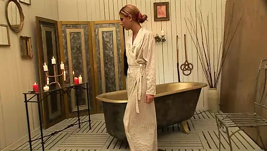 Tasmanın altında - sikiştikten sonra banyoda onu şaplaklıyor