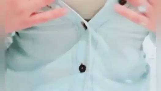 Büyük bir popo ile seksi sekreter iş yerinde bir striptiz gösterisi yapıyor