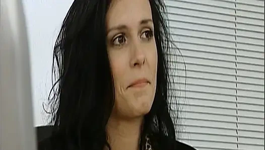 Büyük memeli esmer Alman ateşli anne kalın yarağa biniyor