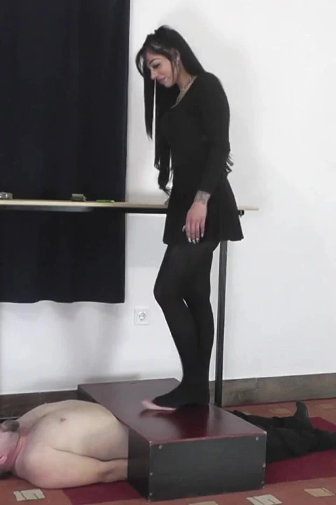 Külotlu çoraplı sahibe Cleo orgazm olmak için kölesini eziyor