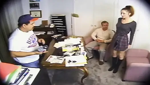 Sıska esmer hatun sert sikiliyor ve yüzüne boşaltıyor