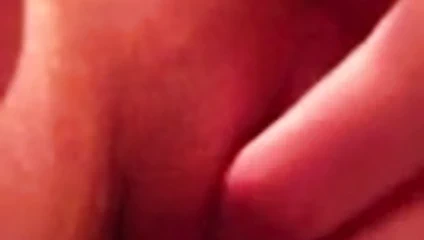 Çinli ev hanımı parmakları onu ıslak kedi