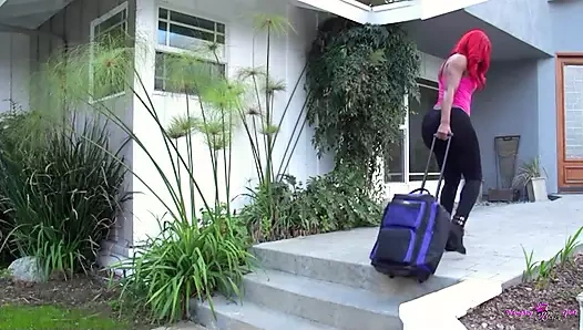 Tombul siyah ateşli kızlar lezbiyen takma yarak kullandığında dans seçmeleri bir sıra alıyor