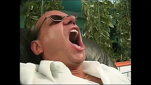 Fantastik azgın seksi orta yaşlı seksi kadın büyük amatör yarakla sikiliyor ve ağzına boşaltıyor