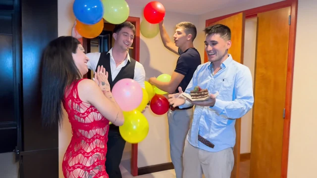 Dövmeli Arjantin, Çift Penetrasyonlu Bir Parti ve Grup Seks İçin 3 Adamı İstedi - Mica