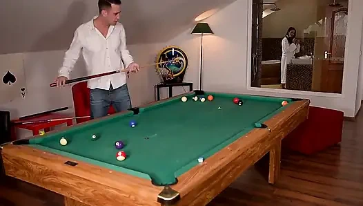 Çoraplı Ve Bacaklı Ateşli Bilardo Masası Sikişi