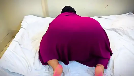 Arap tesettürlü kız oyuncağını tombul büyük göt deliğine sokuyor, zevk