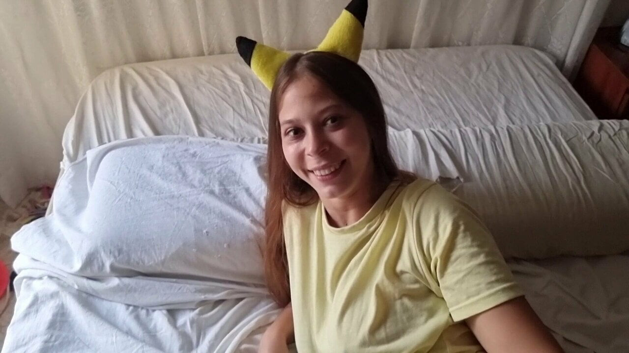Parodi pokemon pikachu röportajı ve gülümsemesi