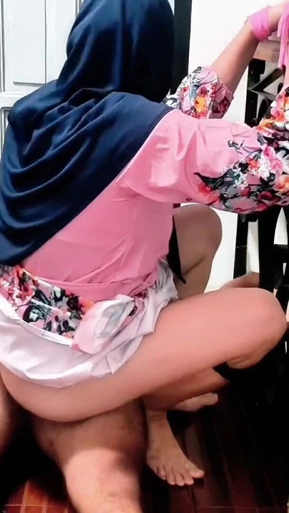 Müslüman bir kız, eşinin gelinliğinden gelinliğini çalmaya çalışırken yakalandı | Klip 2