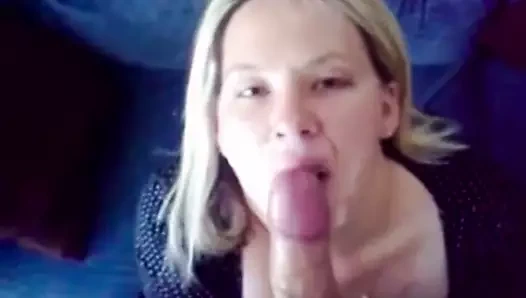 Sarışın sürtük yarak emiyor ve yüzüne büyük boşalma!!