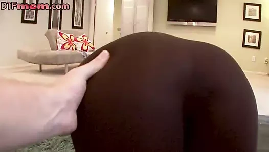 Dtf büyük memeli orta yaşlı seksi kadın bakış açısı yarak emmeden önce amından sikiliyor