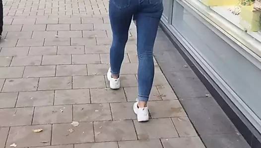 büyük götlü güzel kız