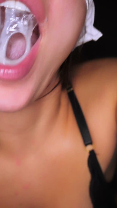 Milf Gives a Sloppy Blowjob and lets me Cum in her Slutty Mouth | Klip 1