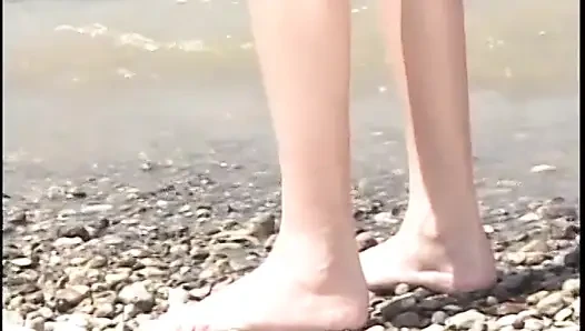 Genç kızlar plajda açık bir dildoyla birbirlerini sikiyor