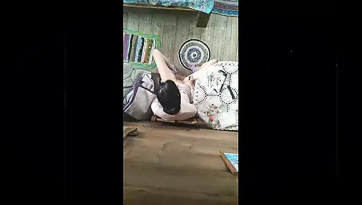 Bir köylü kız kıllı amcığını güzel müziğe güzelce çekiyor