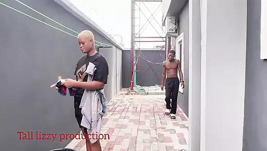 Ev çocuğu efendisi yokken ev temizlikçisi Lizzy'yi ateşli seks için efendisinin yatak odasına götürdü