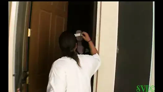 Güzel hamile bayan ve peyzajcı